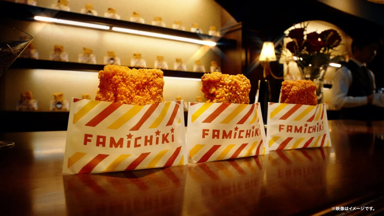 バーカウンターに並べられた「オトナ★ファミチキ」のフライドチキン