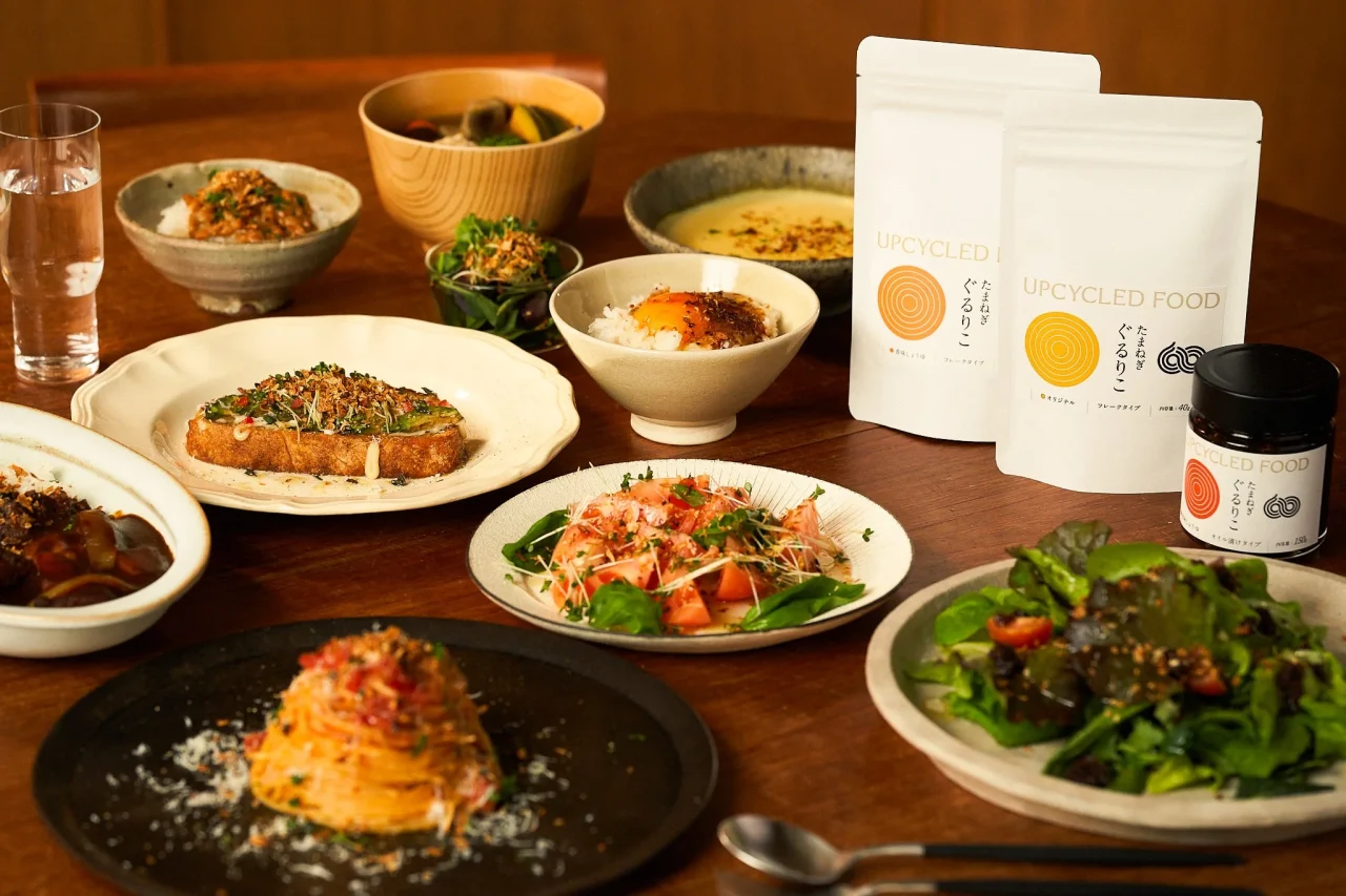 タマネギぐるりこを使った料理と、UPCYCLED FOODのパッケージ