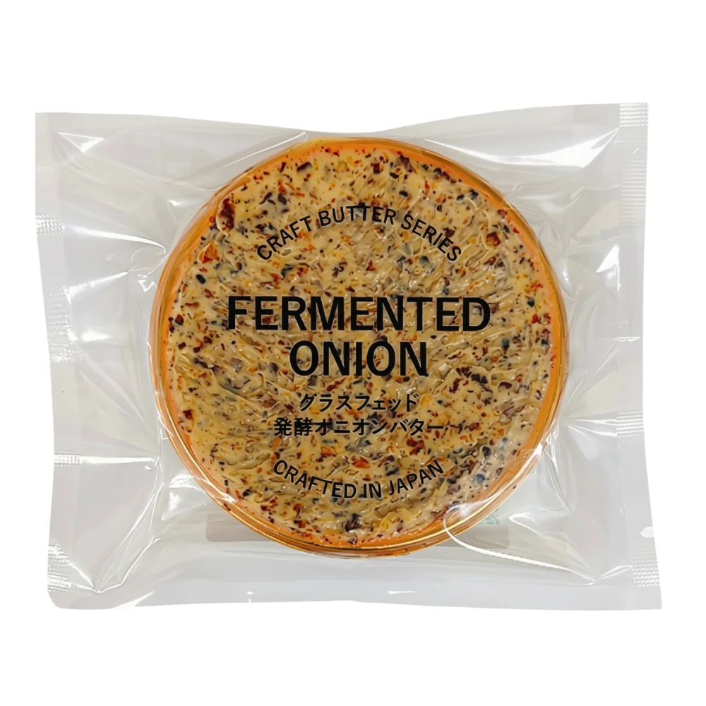 オニオンバターの円形パッケージ。表面に「FERMENTED ONION」等の文字が印字されている。