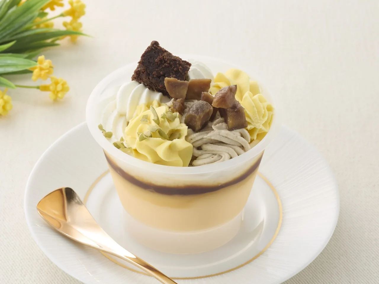 Wモンブランプリンの通常サイズ。カップに入ったプリンにクリームとチョコが乗っている。