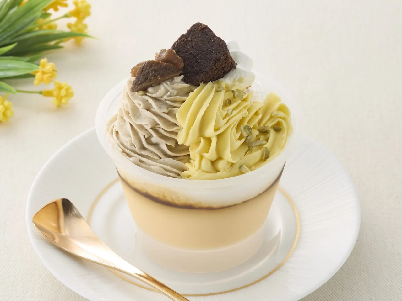 Wモンブランプリン増量イメージ画像。2色のクリームとチョコが乗ったプリン
