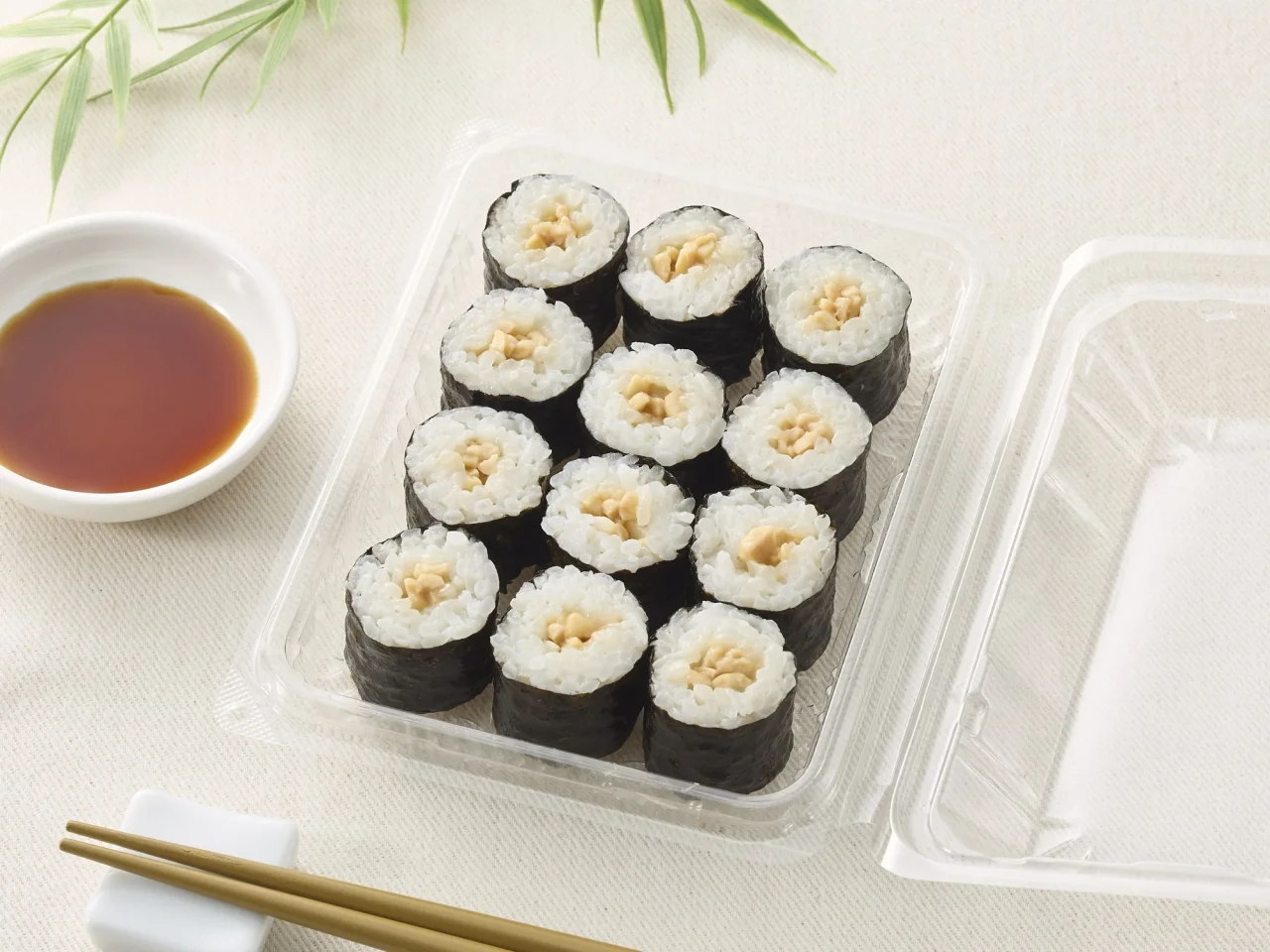透明なプラスチック容器に納豆細巻が12本入った通常サイズの商品画像