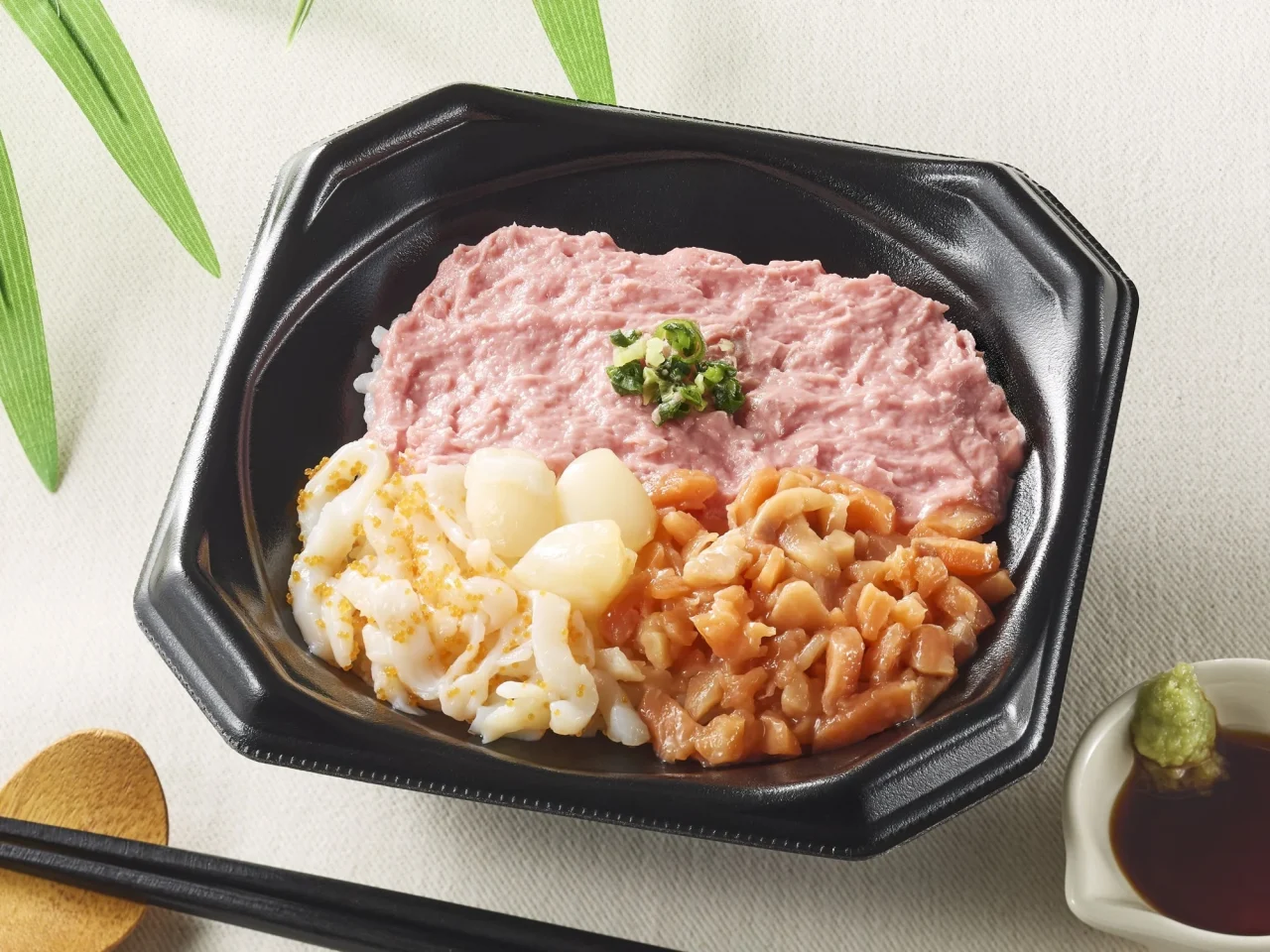 味わい海鮮丼の通常イメージ画像。黒い丼に海鮮具材とご飯が盛られている。