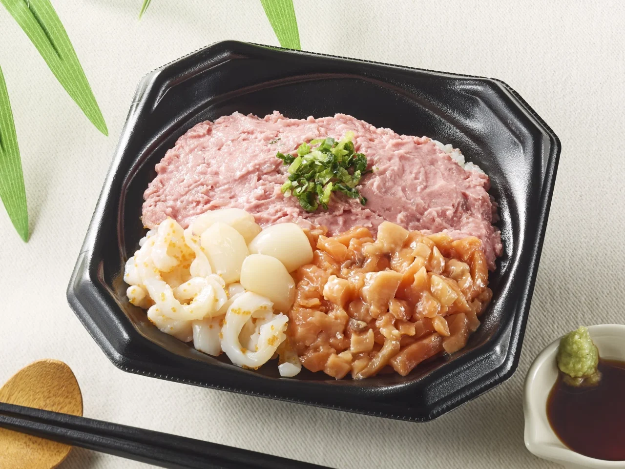 味わい海鮮丼の増量イメージ画像。黒い容器に海鮮具材が盛り付けられています。