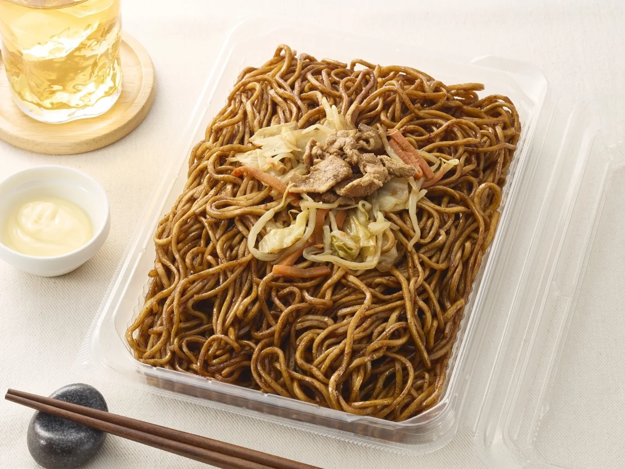 大盛ソース焼そば(からしマヨ付)増量イメージ画像。ソースで炒められた麺と具材が容器に盛られ、からしマヨネーズの小皿が添えられている。