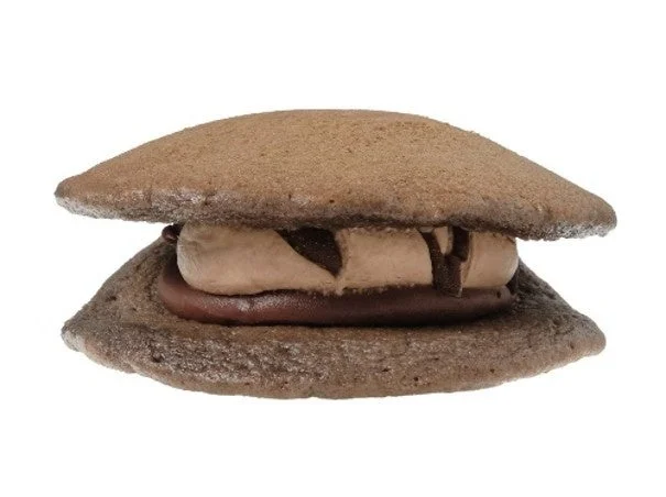 あたためておいしい 濃厚フォンダンショコラ。チョコ生地とクリームが挟まっています。
