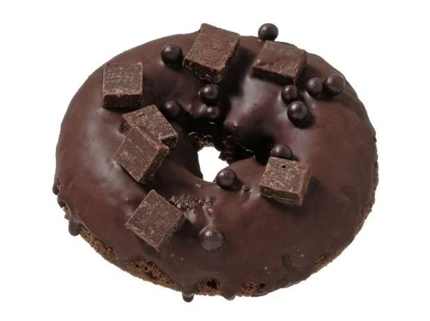 チョコレートコーティングとブロック状チョコをトッピングしたドーナツ