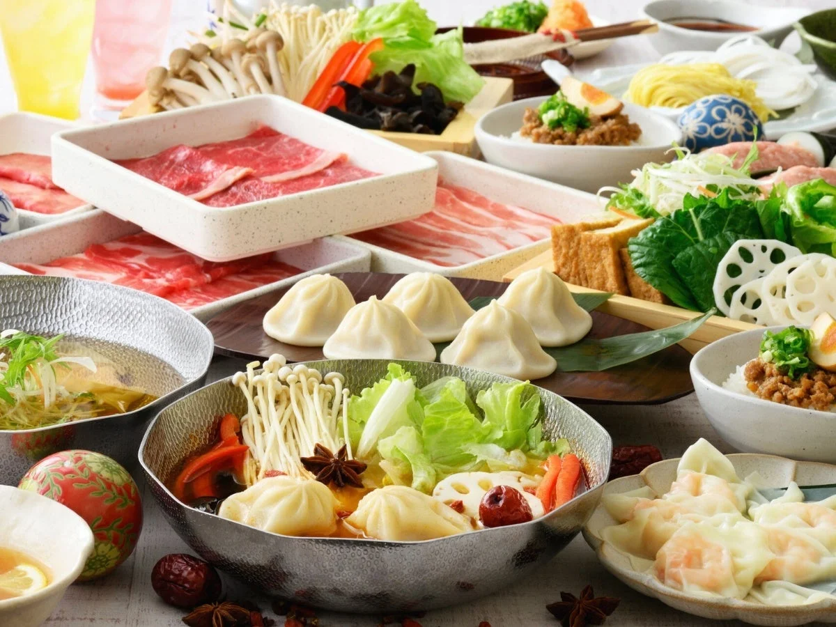 ニラックスブッフェの和洋中メニュー。肉・野菜・点心・鍋料理が並ぶ