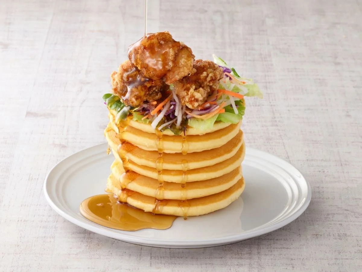 サラダやから揚げをトッピングしたお食事系パンケーキ