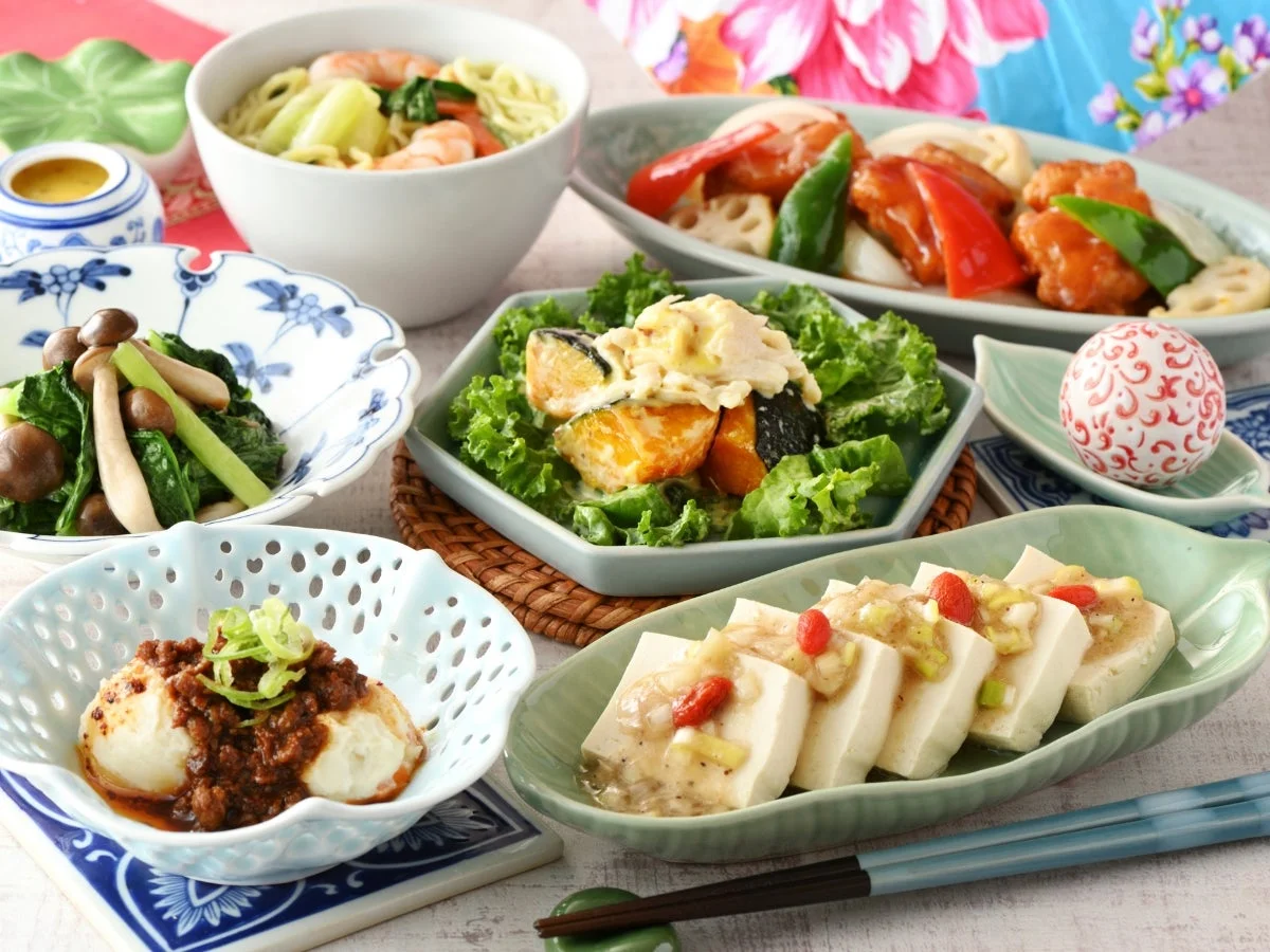 THE BUFFET（ザ ブッフェ）包包點心の中華料理や麺類など複数のメニューが並ぶテーブル