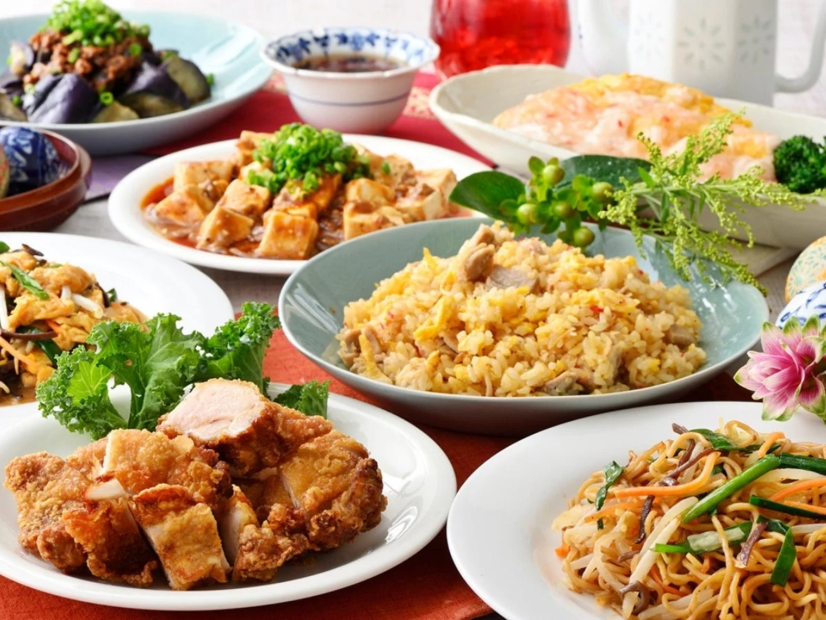 THE BUFFET 包包點心の食べ放題メニュー。麻婆豆腐、炒飯、炒め物、揚げ物など多彩な中華料理が並ぶ様子