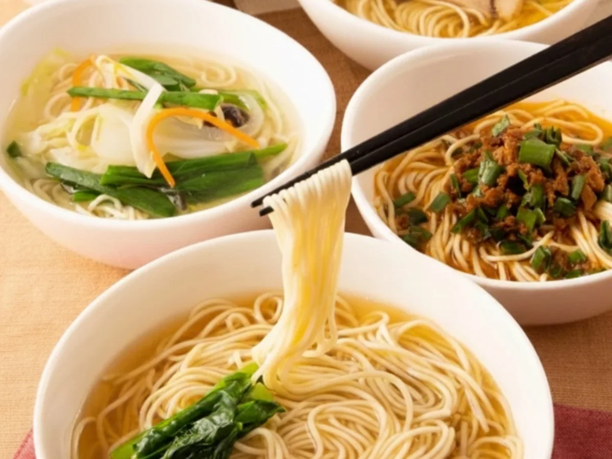スープ麺と肉味噌トッピングの麺類が並ぶ選べる麺類