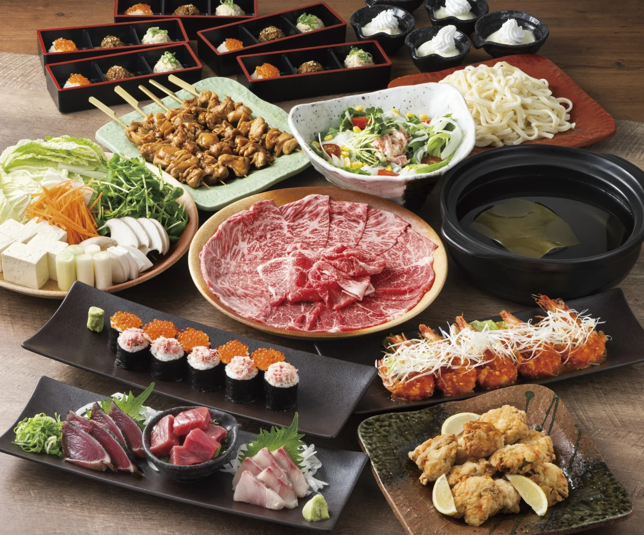 近江牛のしゃぶしゃぶや刺身、寿司などを含む「極（きわみ）コース」の料理一式