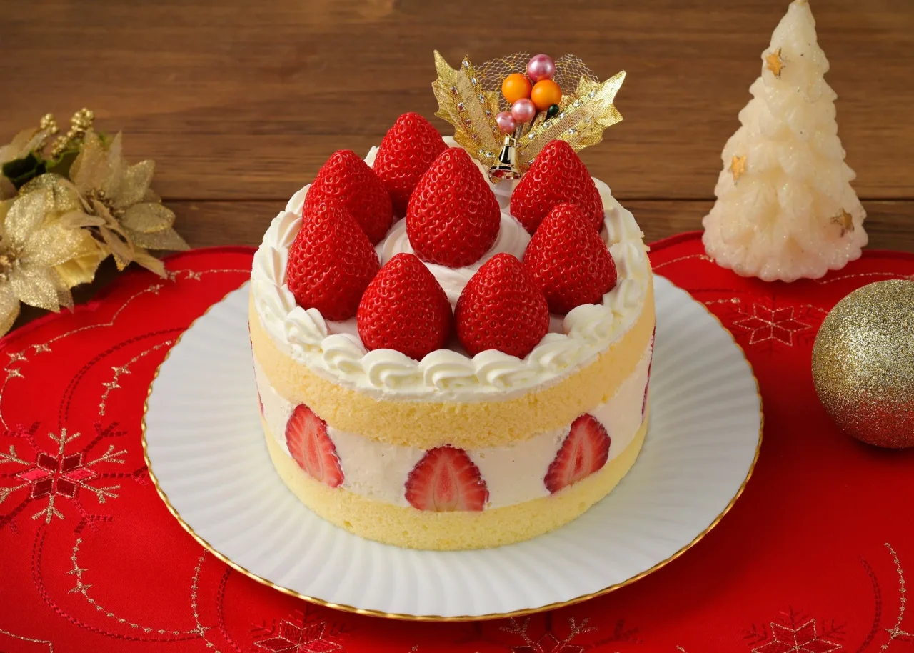 苺のデラックスクリスマス(4.5号)のデコレーションケーキ。上面に苺を多数配置し、側面には苺の断面が見える。