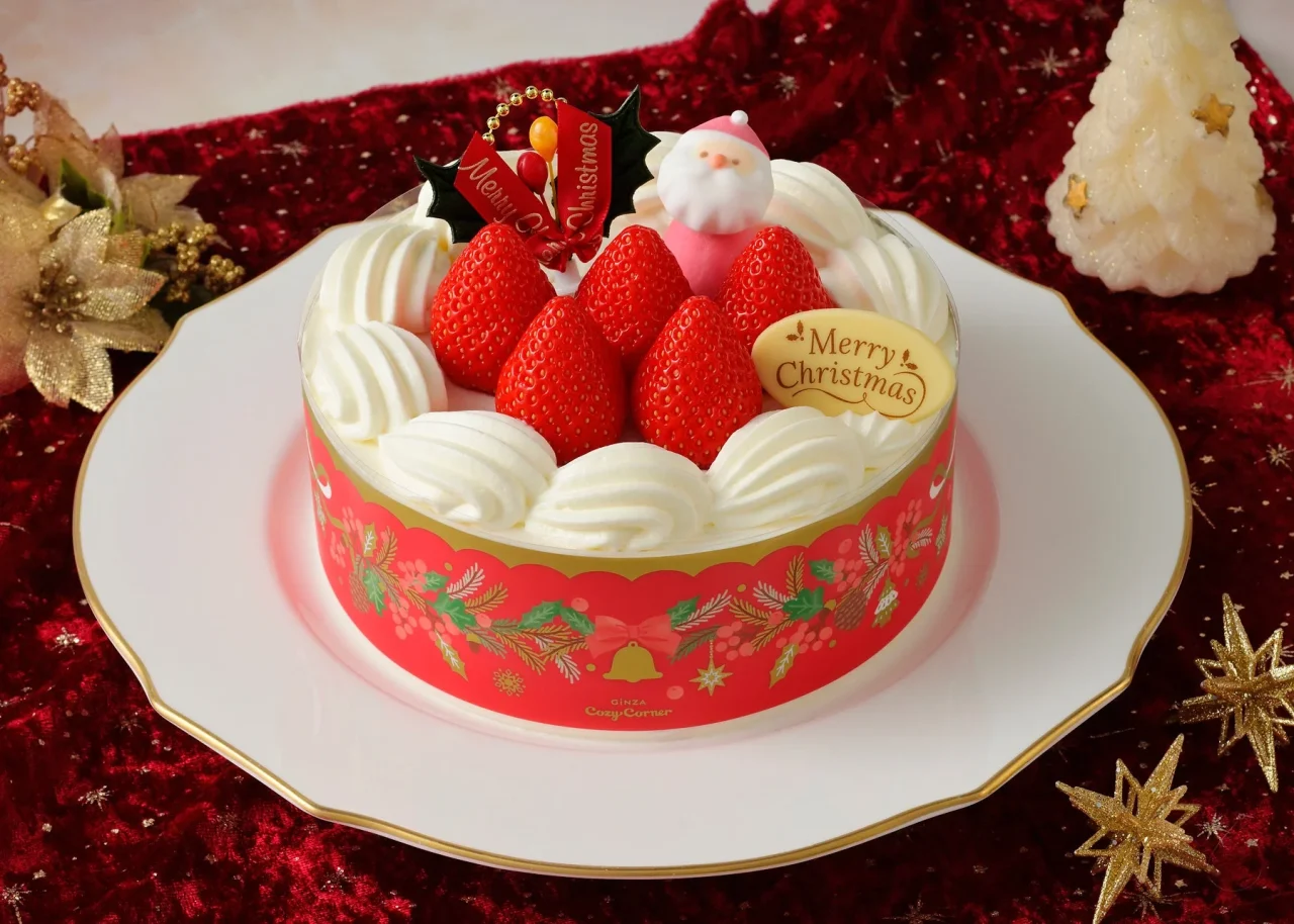 苺サンドショート。赤いラッピングのケーキに苺とサンタの飾りが施されている。
