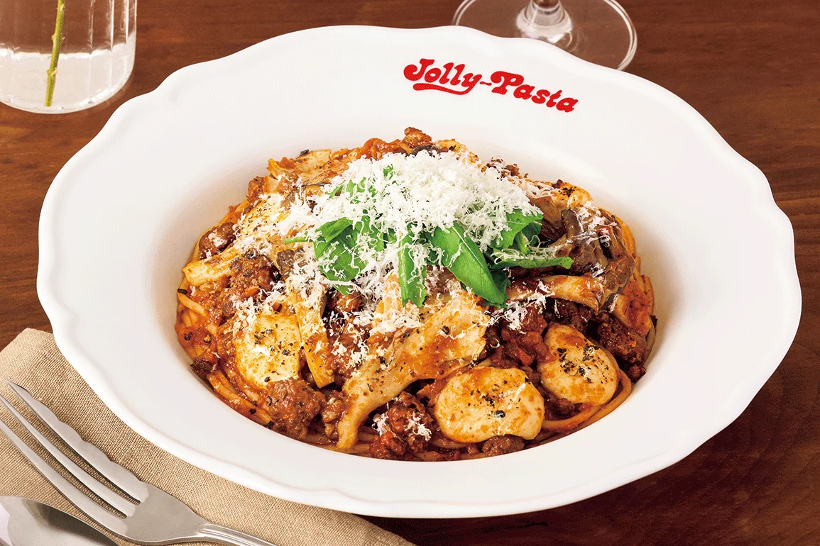 ジョリーパスタの「フレッシュモッツァレラときのこのボロネーゼ」。挽き肉とキノコ、チーズをトッピングしたパスタ。