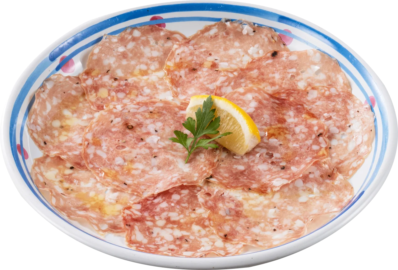 熟成サラミのタリエーレ。レモンとパセリを添えたサラミの盛り合わせ