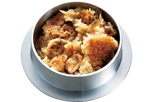 とり釜めしイメージ。釜に盛られた、焼き色のついたご飯