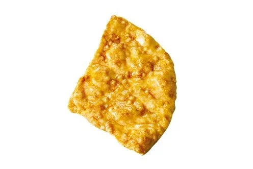 ほぼメシ とり釜めし風味のおこげせんの、不揃いな形をした黄金色の一枚