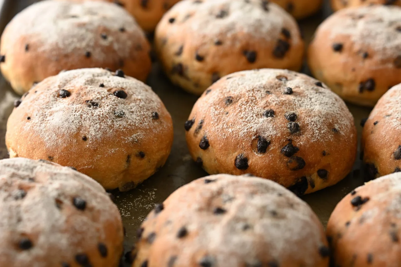 粉をまぶした丸い「ショコラ」が並び、表面にチョコチップが見える