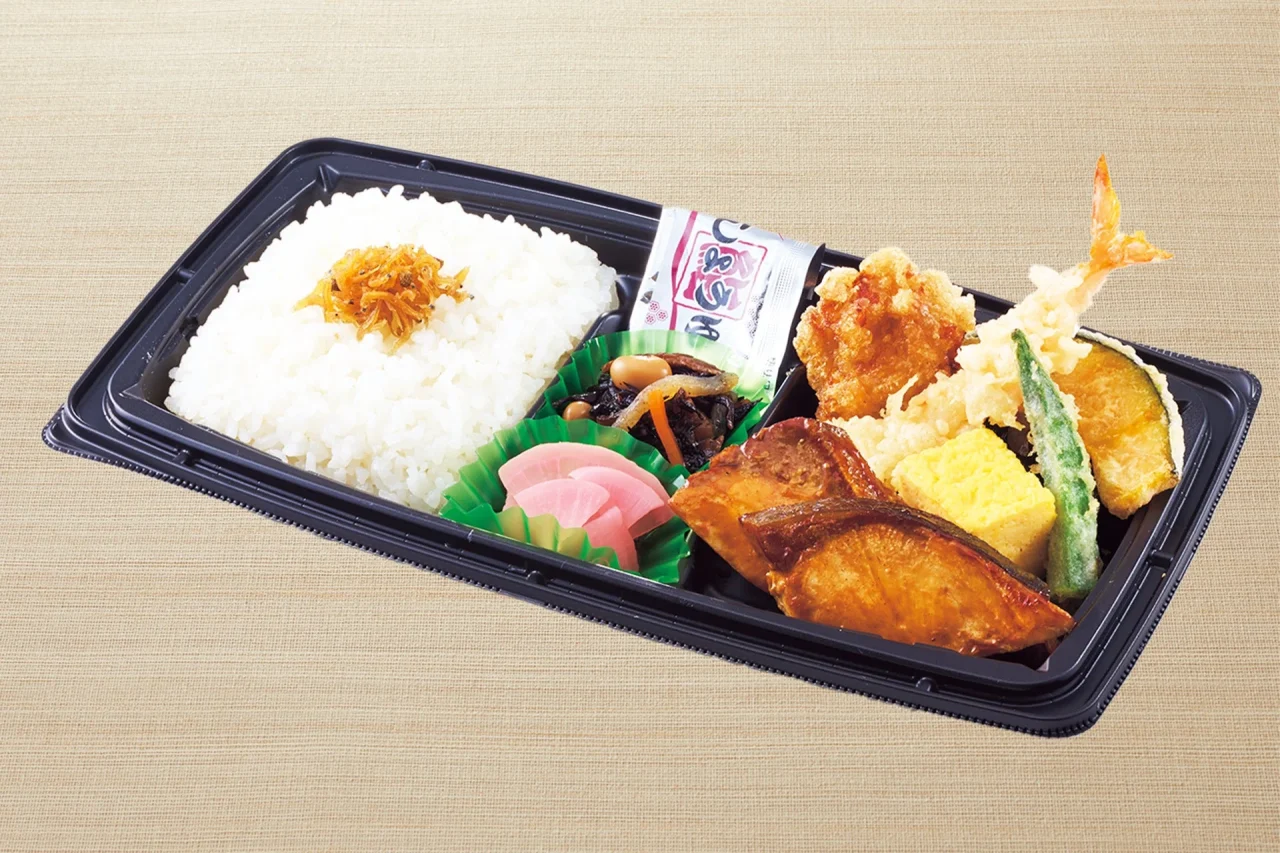 ごはんと天ぷら、焼き魚などのおかずが入った幕の内弁当