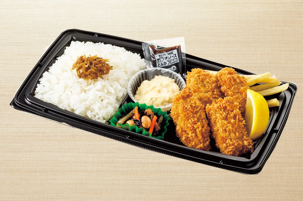 ごはんと牡蠣フライ、ソースなどが入った牡蠣フライ弁当