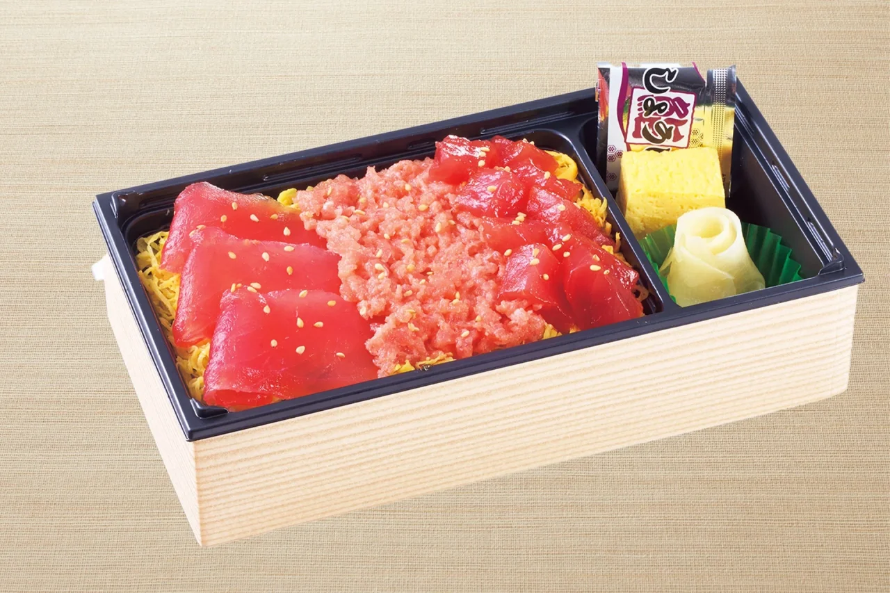 鮪三種ちらし重。赤い鮪の切り身とたたきを盛った重箱