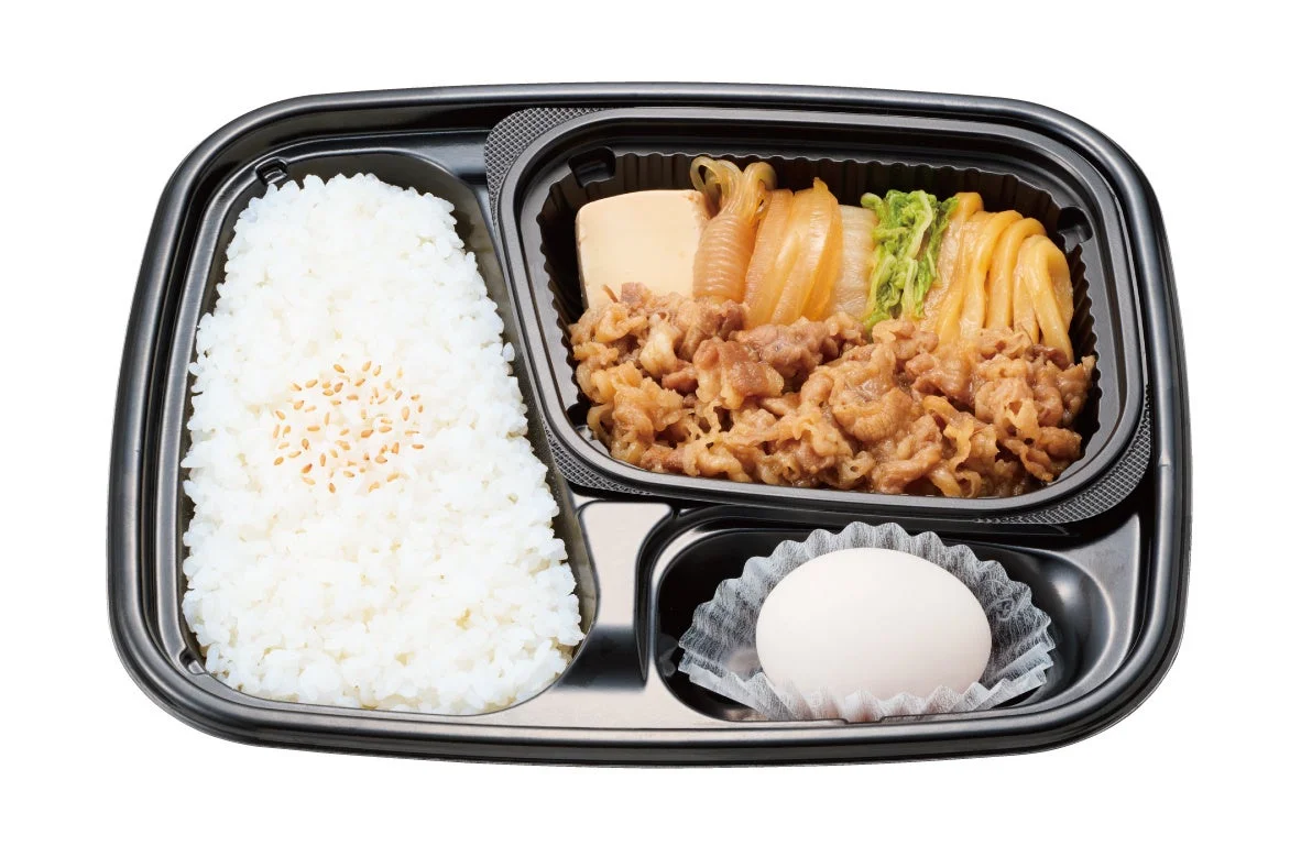 牛すき焼弁当。ごはん、牛すき焼、卵が黒い容器に盛られている