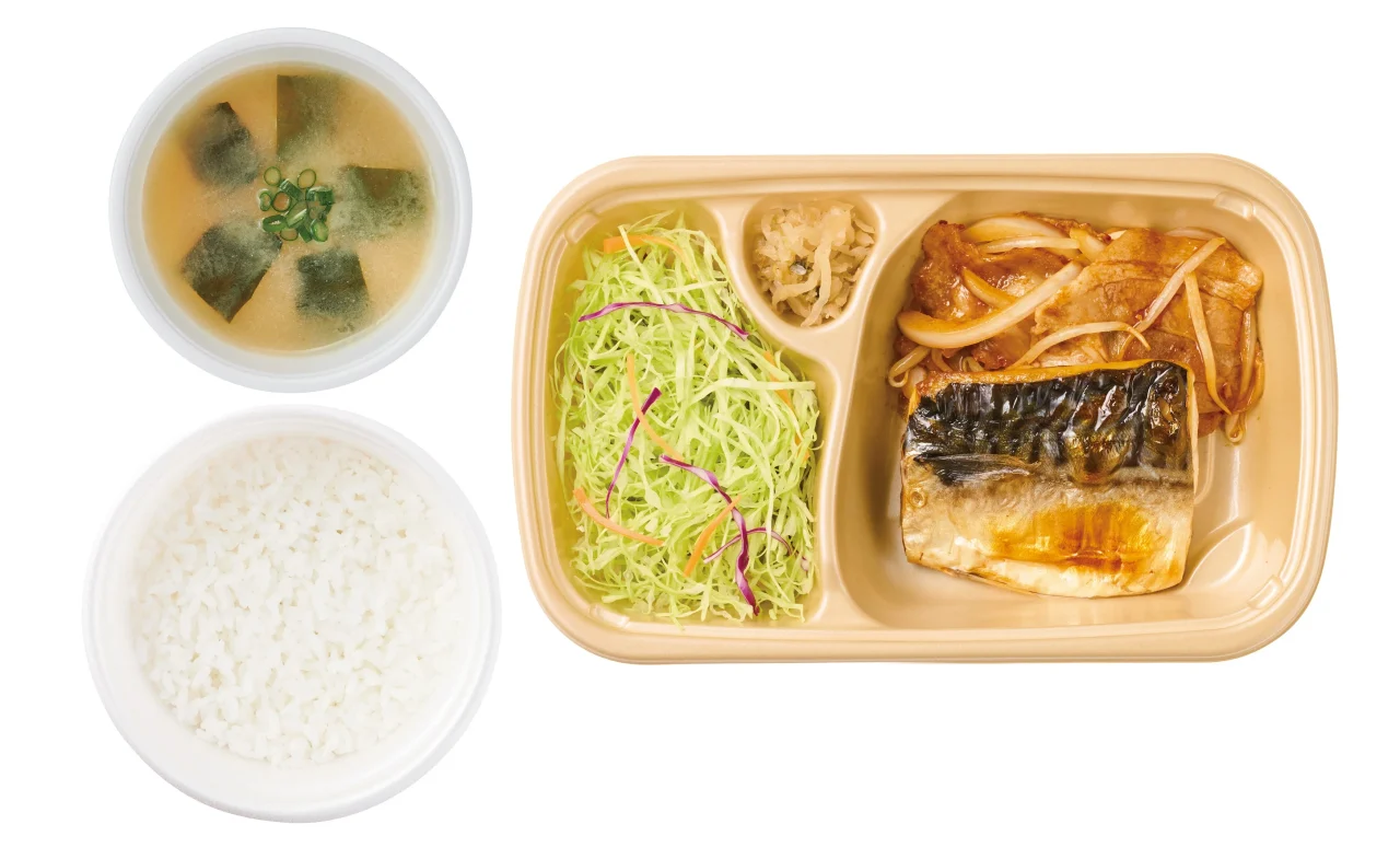 サバの塩焼としょうが焼の定食の持ち帰り容器とご飯、みそ汁