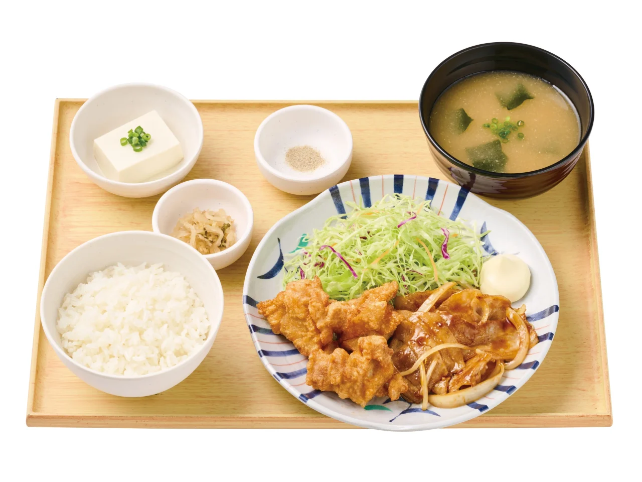 から揚げとしょうが焼の定食。ご飯、みそ汁、小鉢、サラダを添えた膳
