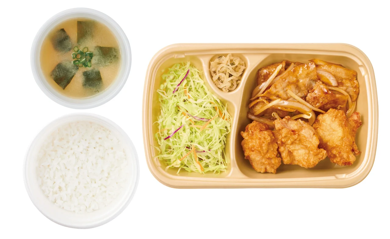 から揚げとしょうが焼の定食。仕切り容器のおかずにご飯と汁物が並ぶ