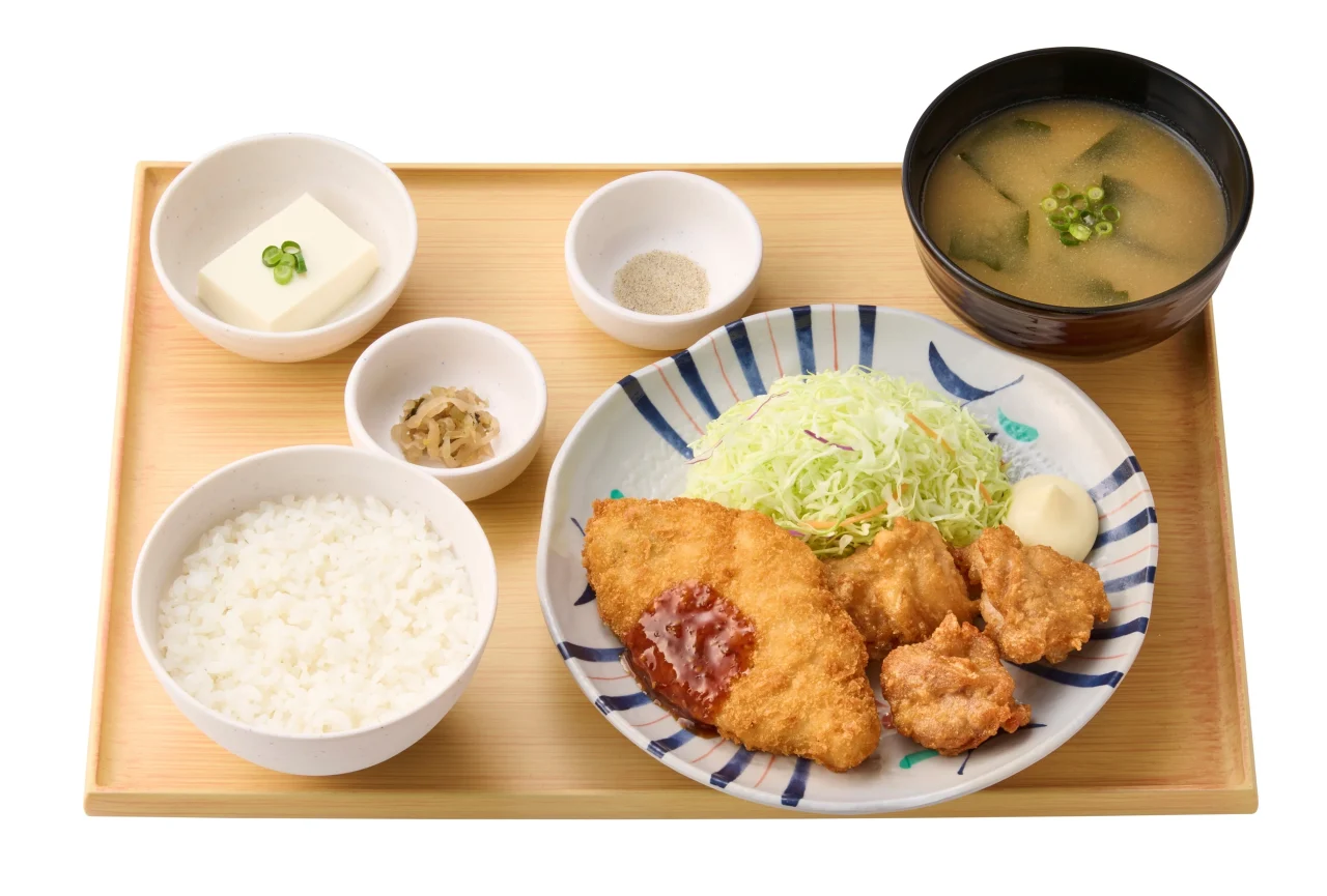 から揚げ&白身フライ定食。ご飯、汁物、小鉢と盛り合わせた膳