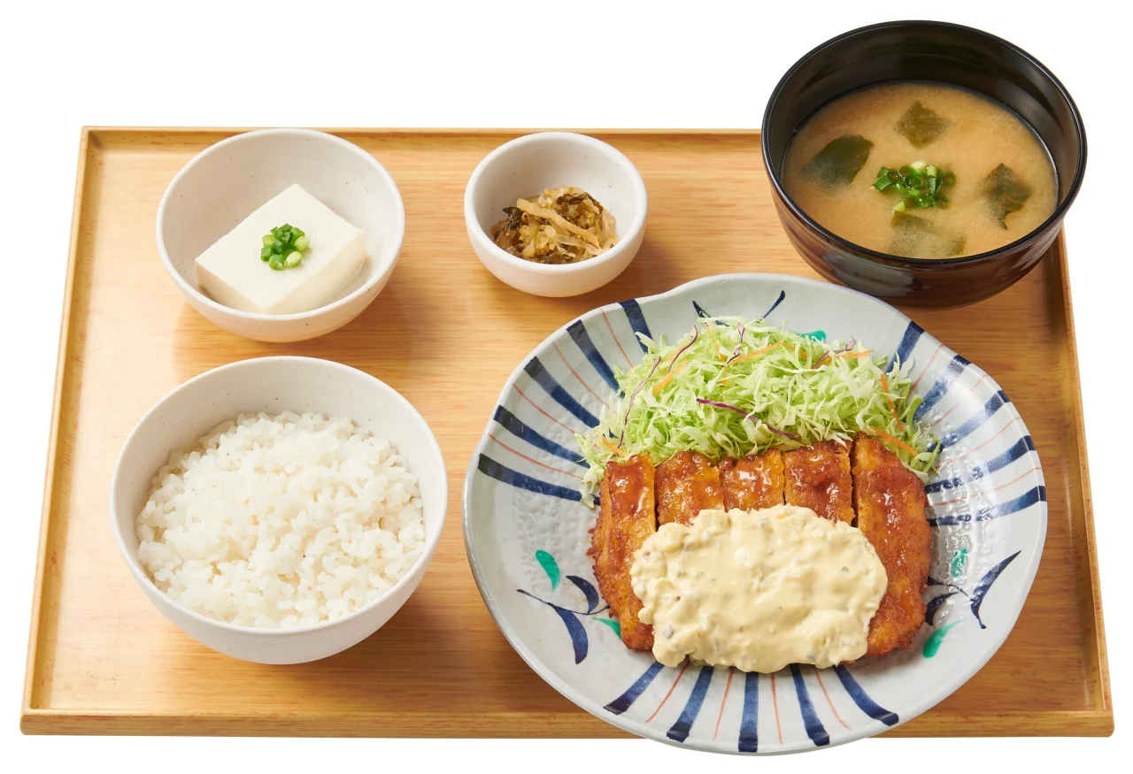 チキン南蛮定食。ソースのかかった主菜にご飯、汁物、小鉢が添えられている