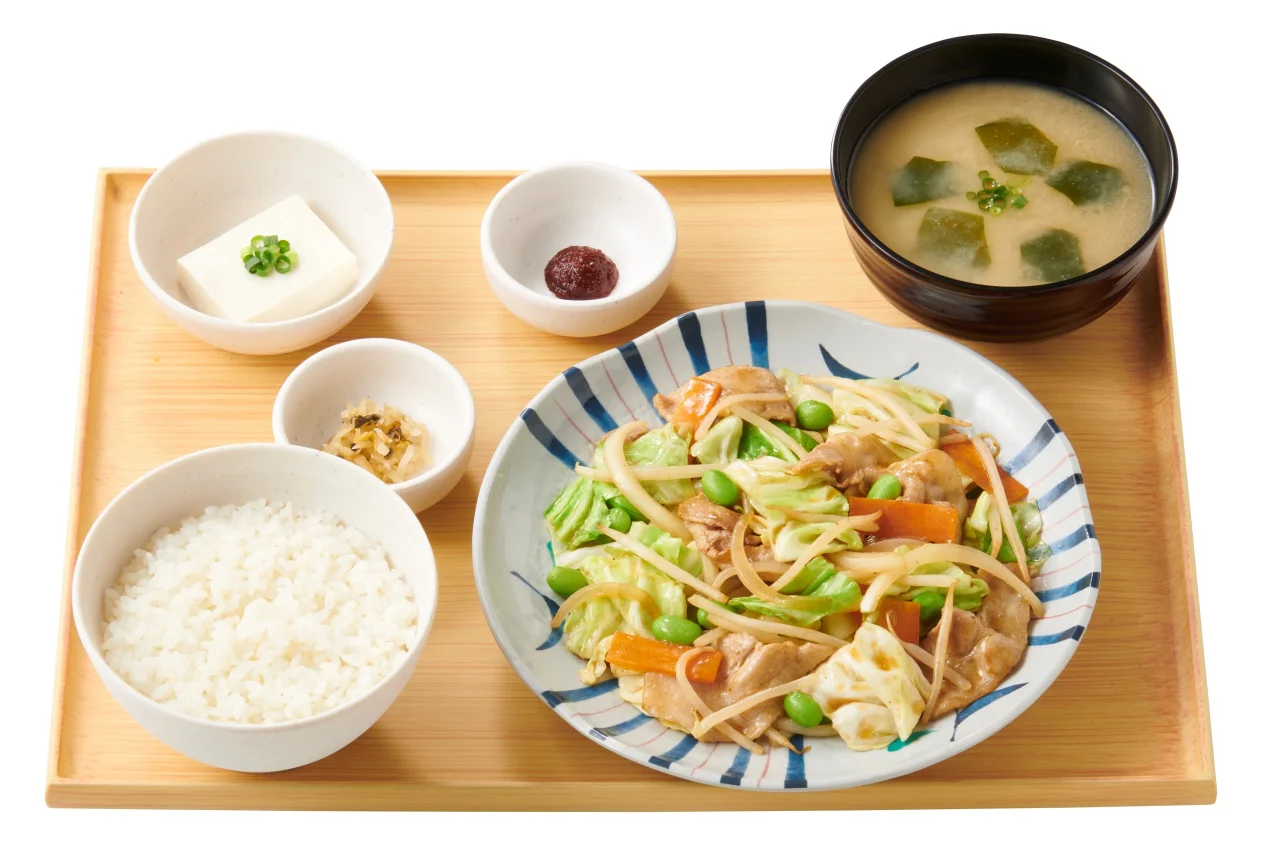 肉野菜炒め定食。炒め物、ご飯、汁物、小鉢が盆に並ぶ