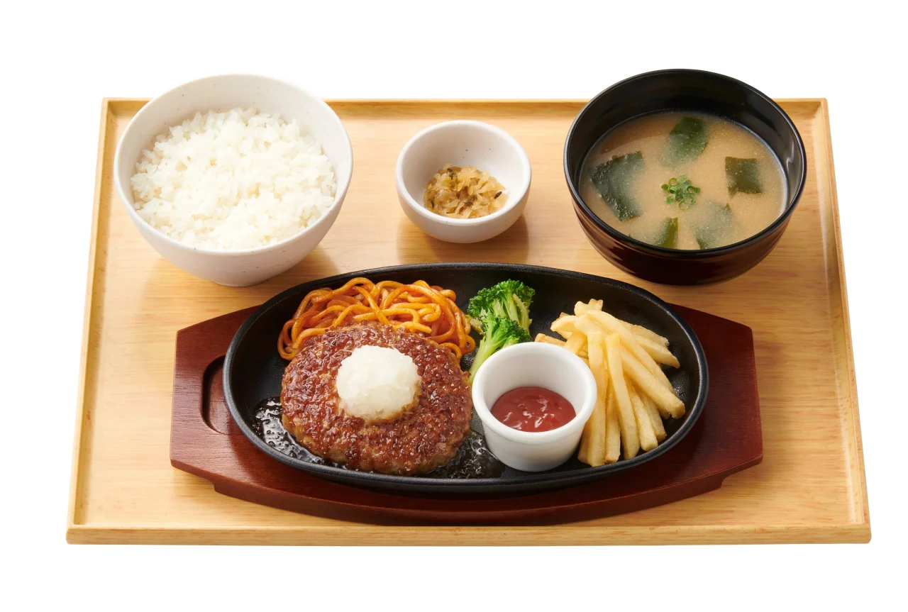 和風おろしハンバーグ定食。ご飯、汁物、ハンバーグなどを盆に並べた一膳