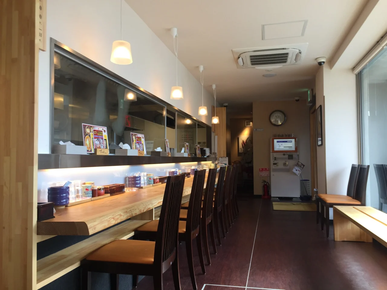 すみれ本店の店内。カウンター席と椅子が並ぶ