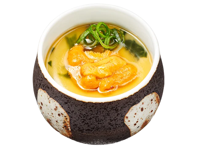 うにと緑の具材がのった器入りの贅沢うに茶碗蒸し