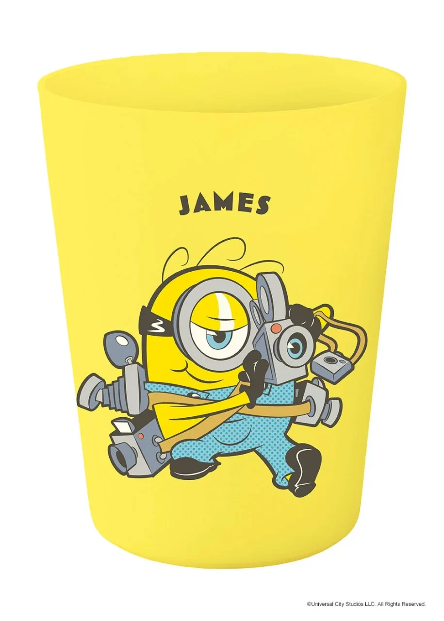 映画『ミニオンズ&モンスターズ』とのコラボカップ。黄色地に「JAMES」とキャラクターの絵柄