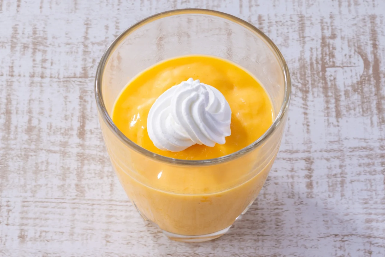 グラスに入ったとろ～りかぼちゃプリンと白いクリーム