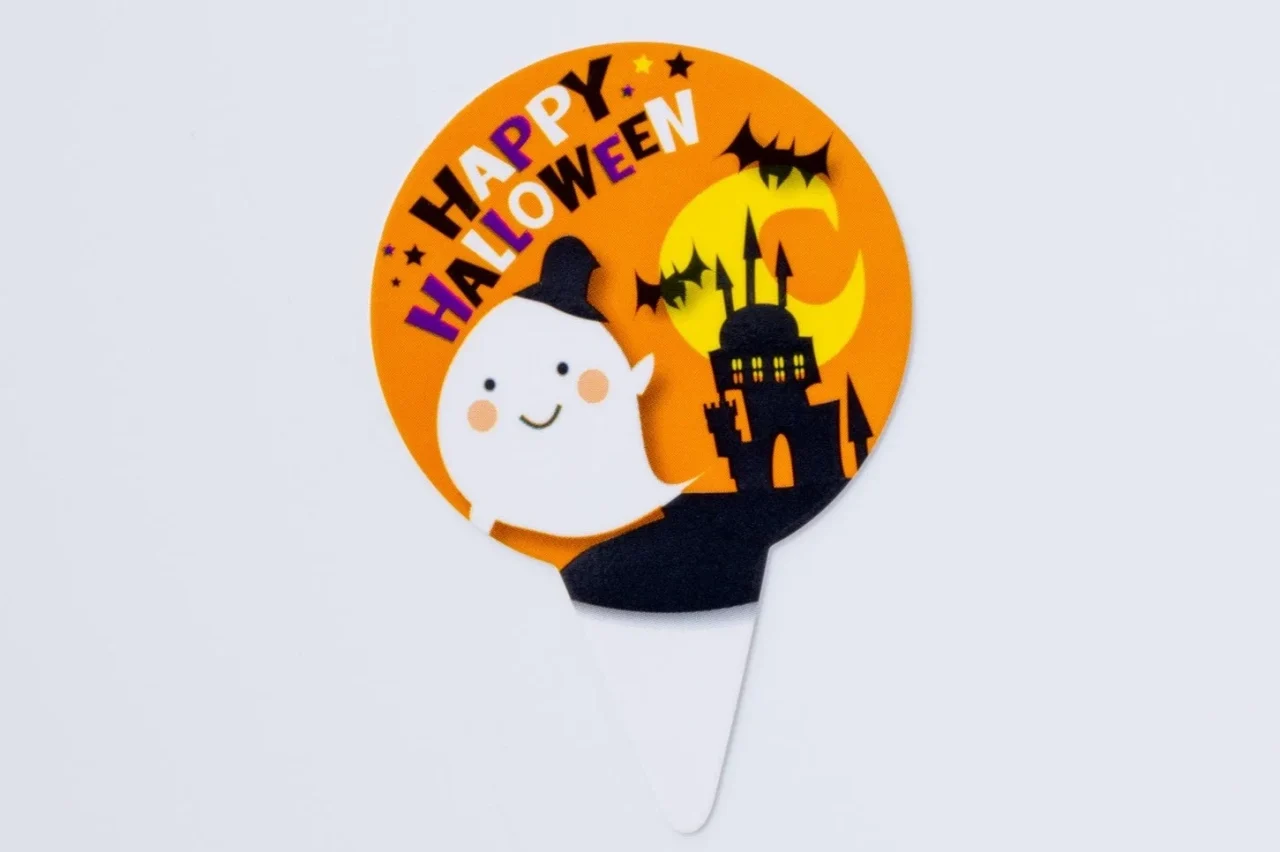 【ハロウィン限定】ハロウィンピック。おばけと城が描かれた橙色の丸い飾り