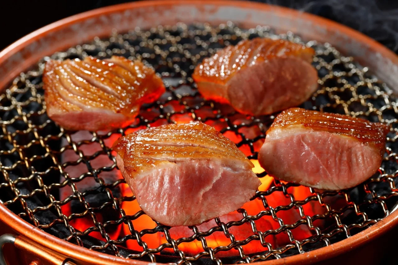 七輪の網で焼かれる厚切りの「鴨の王様ステーキ」