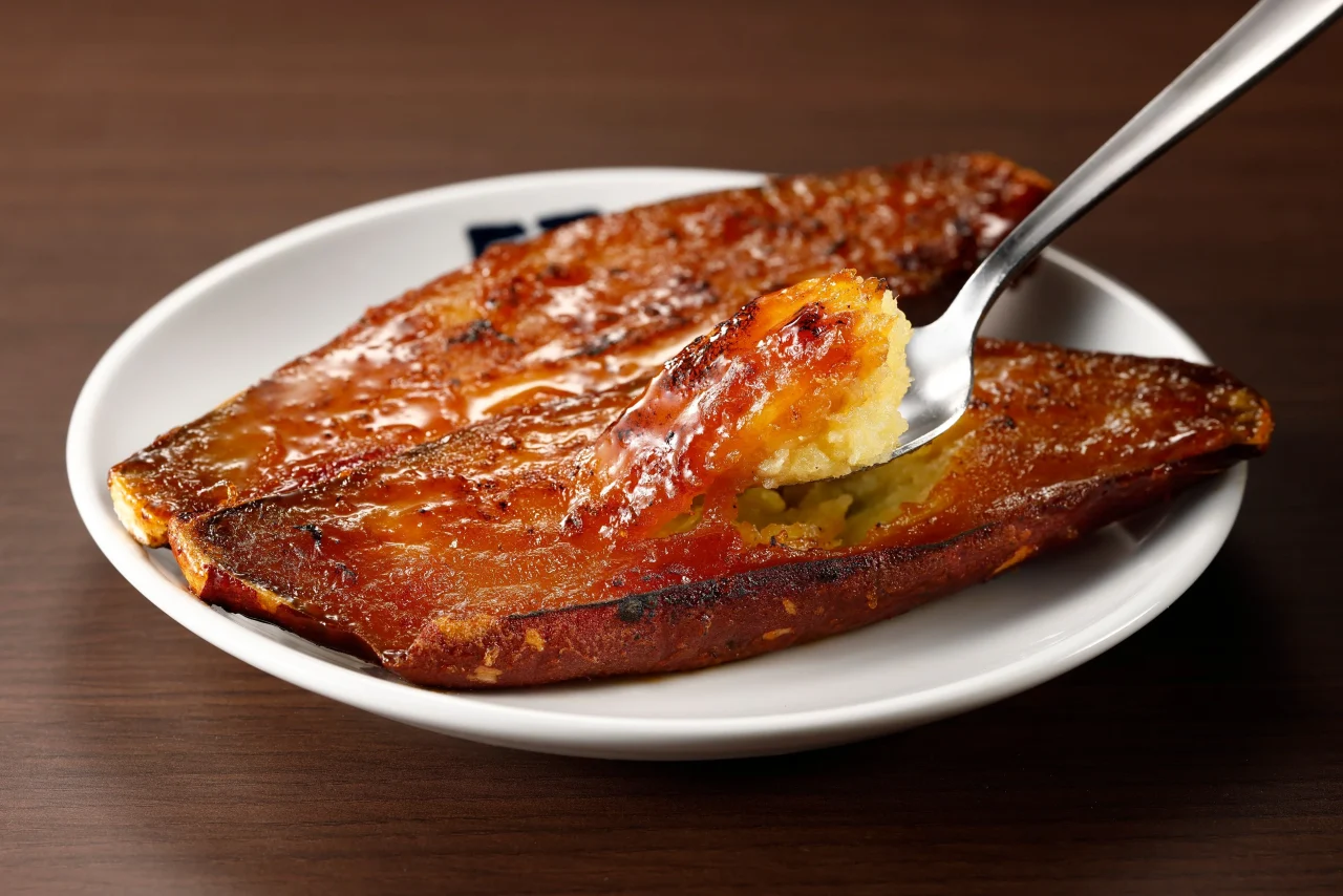 白い皿に載った七輪de焼きいもをスプーンですくう様子