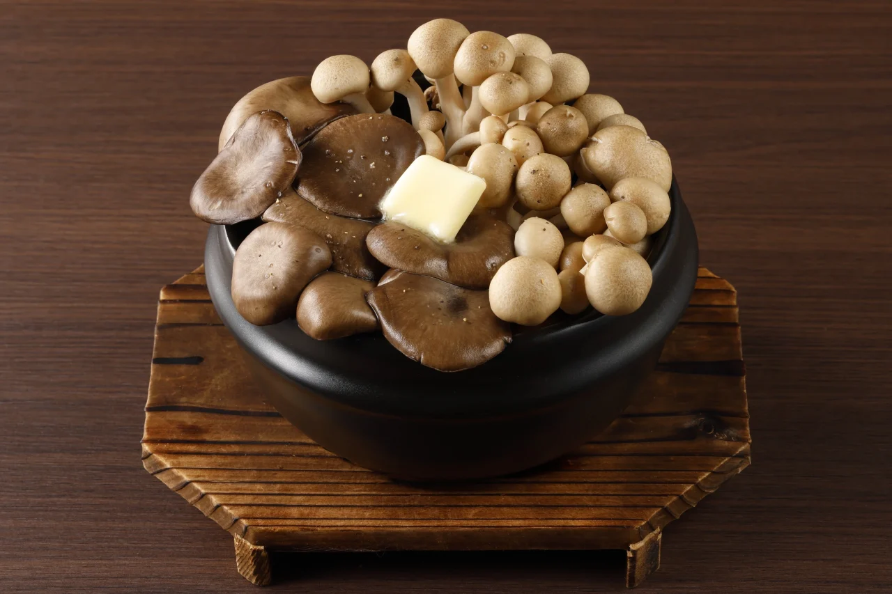 石鍋に盛られたきのこ2種の贅沢バター焼き