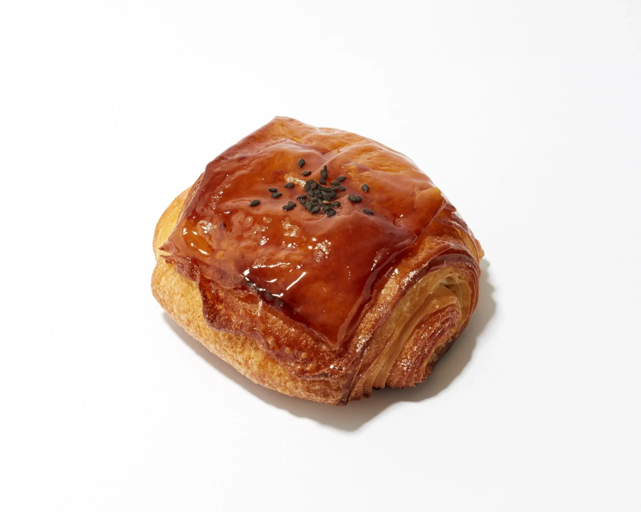 表面に艶のあるタレと黒い粒がのったスイートポテトクロワッサン