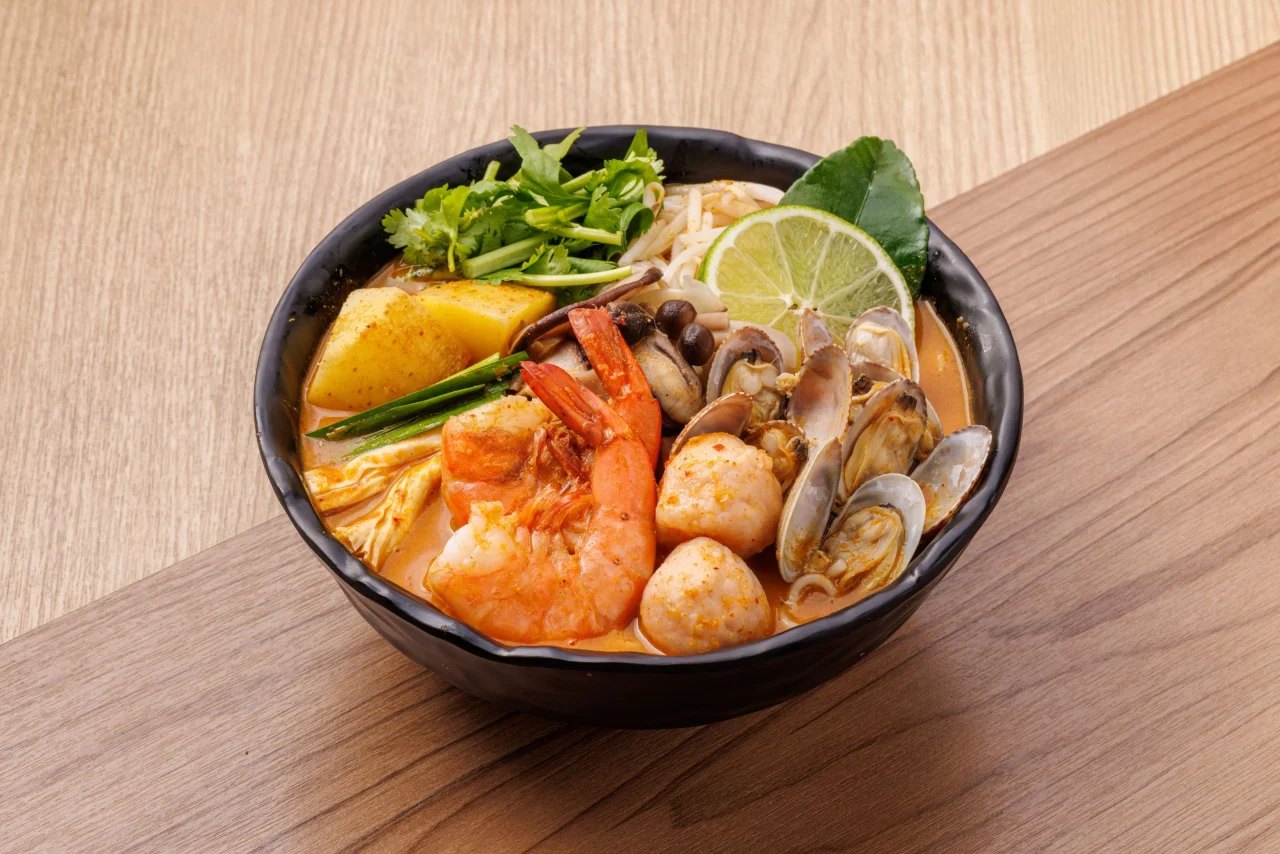 海老やあさり、ライムをのせたスパイシーココナッツカレー米線（海鮮）