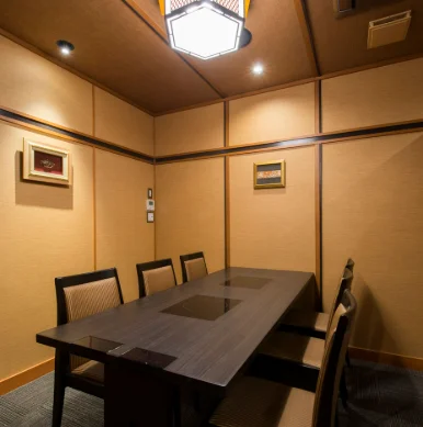 かごの屋の和の空間に設けられたテーブルと椅子のある個室