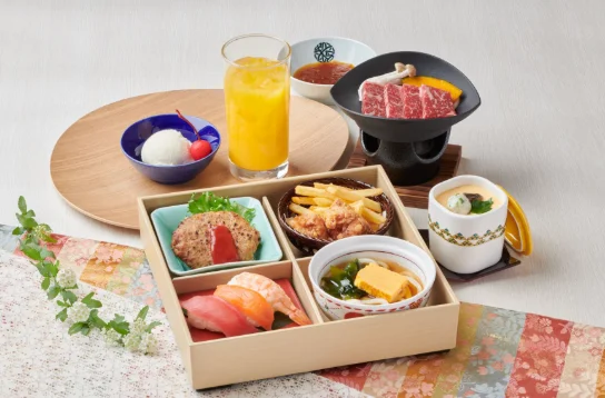 千歳膳。料理を盛った松花堂弁当と小鍋、飲み物、デザート