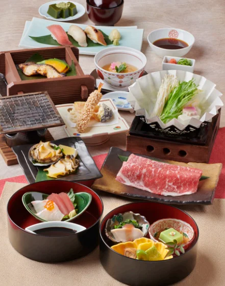 お祝い上会席「招福(上)」の料理と小鍋、皿盛りの牛肉