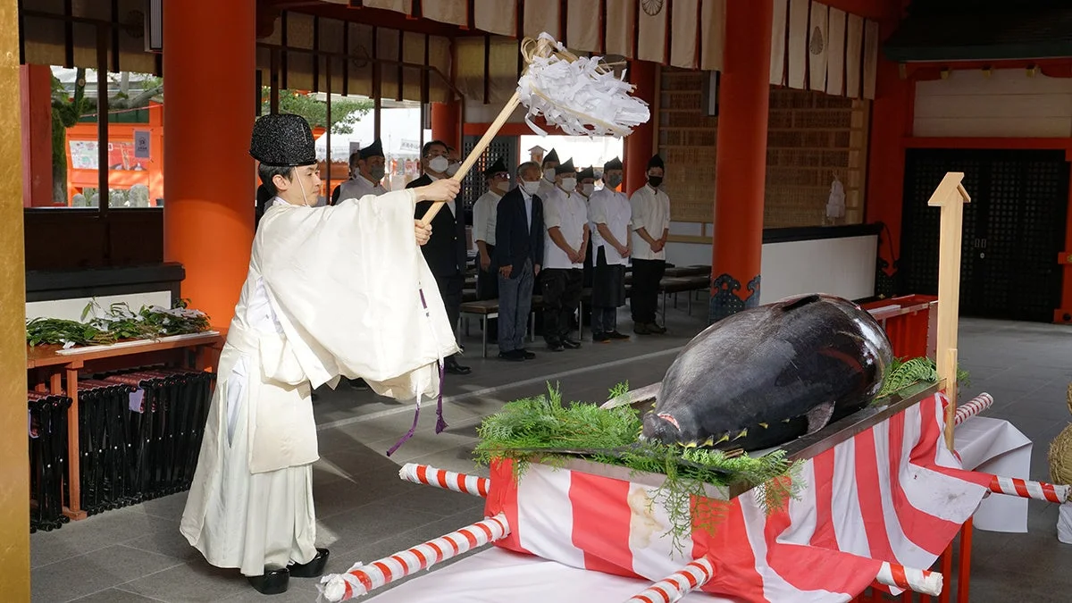伏見稲荷大社で神職が京まぐろを奉納する様子