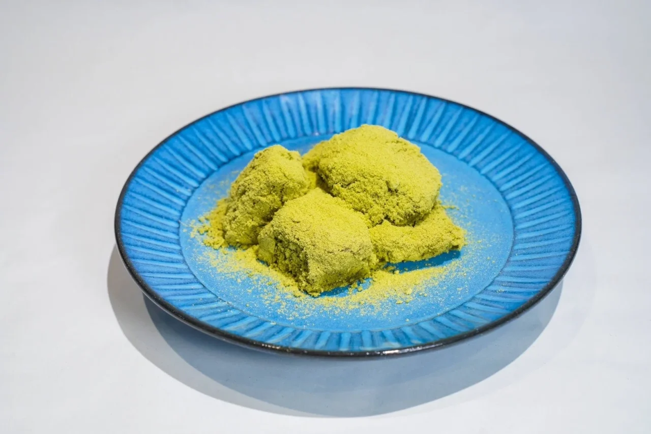 青い皿に盛られた抹茶色の生わらびもち 抹茶
